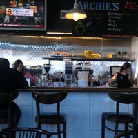 Das Foto wurde bei Archie&amp;#39;s Giant Hamburgers &amp;amp; Breakfast von Deborah W. am 3/3/2012 aufgenommen