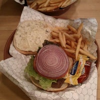 Foto tirada no(a) Chops (Burgers &amp;amp; Grill) por onur k. em 10/5/2011