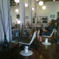รูปภาพถ่ายที่ Salon Tonic โดย Lisa K. เมื่อ 1/25/2012