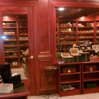 Foto tirada no(a) Ultimate Cigar Lounge &amp;amp; Hookah Bar por Chez T. em 9/7/2011