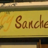 6/6/2012 tarihinde Craig W.ziyaretçi tarafından Dirty Sanchez Café Bar Galeria'de çekilen fotoğraf
