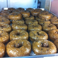 Foto tirada no(a) Rainbow Donuts por J C. em 1/15/2012