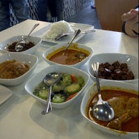 Снимок сделан в Restoran Bagindo - The Real Padang Cuisine пользователем Zie Z. 5/25/2012