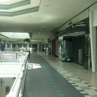 รูปภาพถ่ายที่ Oak Hollow Mall โดย ivan o. เมื่อ 8/26/2012