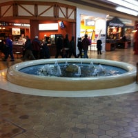 รูปภาพถ่ายที่ Eglinton Square Shopping Centre โดย Brad O. เมื่อ 1/12/2012