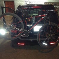 รูปภาพถ่ายที่ West End Bicycles โดย pgc เมื่อ 1/7/2012