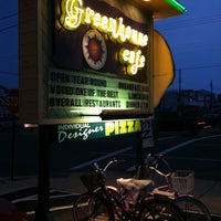 7/30/2011 tarihinde xǝlɐ ziyaretçi tarafından The Greenhouse Cafe, LBI'de çekilen fotoğraf