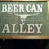 รูปภาพถ่ายที่ Beer Can Alley โดย Jim C. เมื่อ 12/18/2011