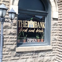 Foto scattata a The Bank Food and Drink da Ron J. il 7/31/2011