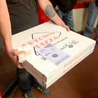 รูปภาพถ่ายที่ Uptown Pizza โดย Jeremy S. เมื่อ 10/23/2011