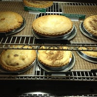 Foto diambil di Shari&amp;#39;s Cafe and Pies oleh Tonia pada 4/14/2012