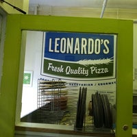รูปภาพถ่ายที่ Leonardo&#39;s Pizza โดย J $. เมื่อ 6/30/2011