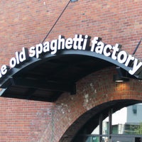 รูปภาพถ่ายที่ The Old Spaghetti Factory โดย Jose &amp;quot;JR&amp;quot; V. เมื่อ 4/22/2012