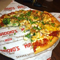 รูปภาพถ่ายที่ Uncle Maddio&amp;#39;s Pizza Joint โดย Ashley F. เมื่อ 8/11/2012