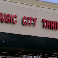 Foto scattata a Music City Thrift da Paul F. il 12/30/2011