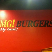 Снимок сделан в OMG! Burgers пользователем Rudy D. 2/1/2012