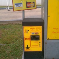 รูปภาพถ่ายที่ Shell โดย Niecy P. เมื่อ 11/5/2011