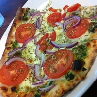 Foto diambil di Zeitoon Mediterranean Grill &amp;amp; Brick Oven Pizza oleh Renal B. pada 5/14/2012