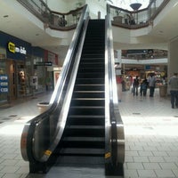 รูปภาพถ่ายที่ Eastridge Mall โดย Russell D. เมื่อ 5/12/2012