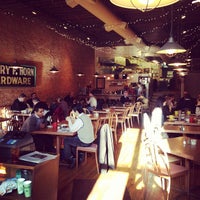 รูปภาพถ่ายที่ Grumpy&amp;#39;s Restaurant โดย UPSO เมื่อ 3/9/2012