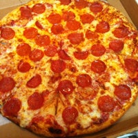 Foto tomada en Cheezy&amp;#39;s Pizza &amp;amp; Subs  por Mark L. el 3/13/2012