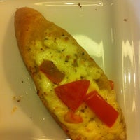 Foto diambil di Pizza Hut oleh Shakil R. pada 3/22/2012