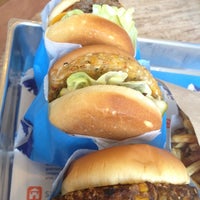 4/18/2012 tarihinde Troy J.ziyaretçi tarafından Elevation Burger'de çekilen fotoğraf