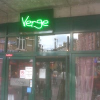 รูปภาพถ่ายที่ The Verge Bar โดย Benito E. เมื่อ 7/28/2012