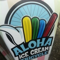 รูปภาพถ่ายที่ Aloha Pops Ice Cream Tricycle โดย Michael C. เมื่อ 4/8/2012