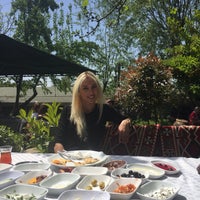 Das Foto wurde bei Çoban Çiftliği Restaurant &amp;amp; Cafe von Çiğdem DEMİRBAŞ am 4/27/2019 aufgenommen