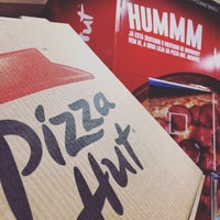 Photo taken at Pizza Hut - Shopping Barra by Raquel N. on 4/1/2016