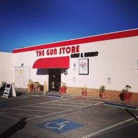 Foto tirada no(a) The Gun Store por JonMichael B. em 1/8/2013