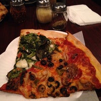 รูปภาพถ่ายที่ Brooklyn Boyz Pizza โดย Pharns G. เมื่อ 3/2/2014