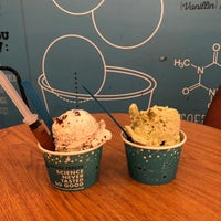รูปภาพถ่ายที่ Brain Freeze Nitrogen Ice Cream &amp;amp; Yogurt Lab โดย Gerardo R. เมื่อ 5/27/2019