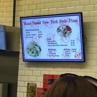 Das Foto wurde bei New York Pizzeria von Elaine H. am 4/26/2019 aufgenommen