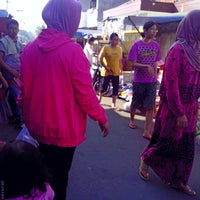 Photo taken at Pasar kaget musyawarah by Roni U. on 6/22/2014