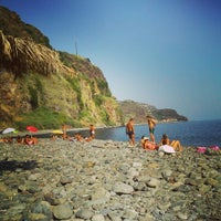 Foto tirada no(a) Praia do Lugar de Baixo por Joana A. em 8/23/2013