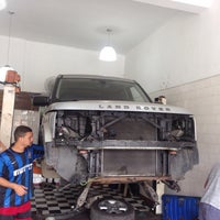 Photo taken at Lucena Manutencao Automotiva by Oficina Land Rover Jacarepagua Recreio L. on 10/26/2015