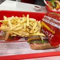 Photo taken at In-N-Out Burger by Camila D. on 7/20/2023