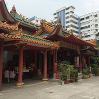 Photo taken at 同德善堂 (Thong Teck Sian Tong Lian Sin Sia Temple) by Veeveecom D. on 4/1/2014