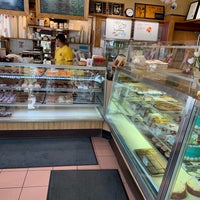 Снимок сделан в Bennison&amp;#39;s Bakery пользователем martín g. 5/6/2019