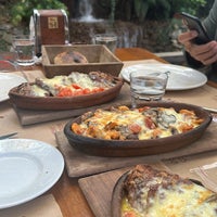Das Foto wurde bei Dobruca Kaya Restaurant von 🅰️ am 10/13/2023 aufgenommen