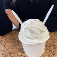รูปภาพถ่ายที่ Mission Street Ice Cream and Yogurt - Featuring McConnell&amp;#39;s Fine Ice Creams โดย Student เมื่อ 3/13/2020