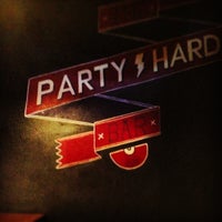 รูปภาพถ่ายที่ Party Hard Bar โดย Alex P. เมื่อ 9/18/2013