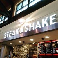 Photo taken at Steak &amp;#39;n Shake by Chloe N. on 12/31/2016