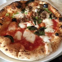 8/4/2016 tarihinde Valerie G.ziyaretçi tarafından 800 Degrees Neapolitan Pizzeria'de çekilen fotoğraf