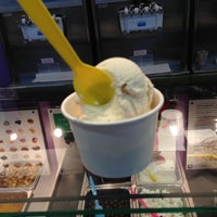 Photo taken at Love Berry Frozen Yogurt &amp; Ice Cream by GUCCI STRAWBERRY🍓 on 10/22/2012
