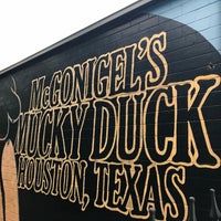 Foto diambil di McGonigel&amp;#39;s Mucky Duck oleh Jay A. pada 7/7/2018