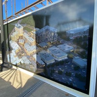 รูปภาพถ่ายที่ North Hills Shopping Center โดย Arthur B. เมื่อ 8/13/2022