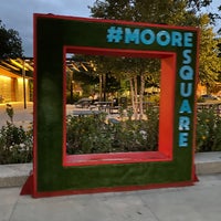 รูปภาพถ่ายที่ Moore Square โดย Arthur B. เมื่อ 9/26/2023